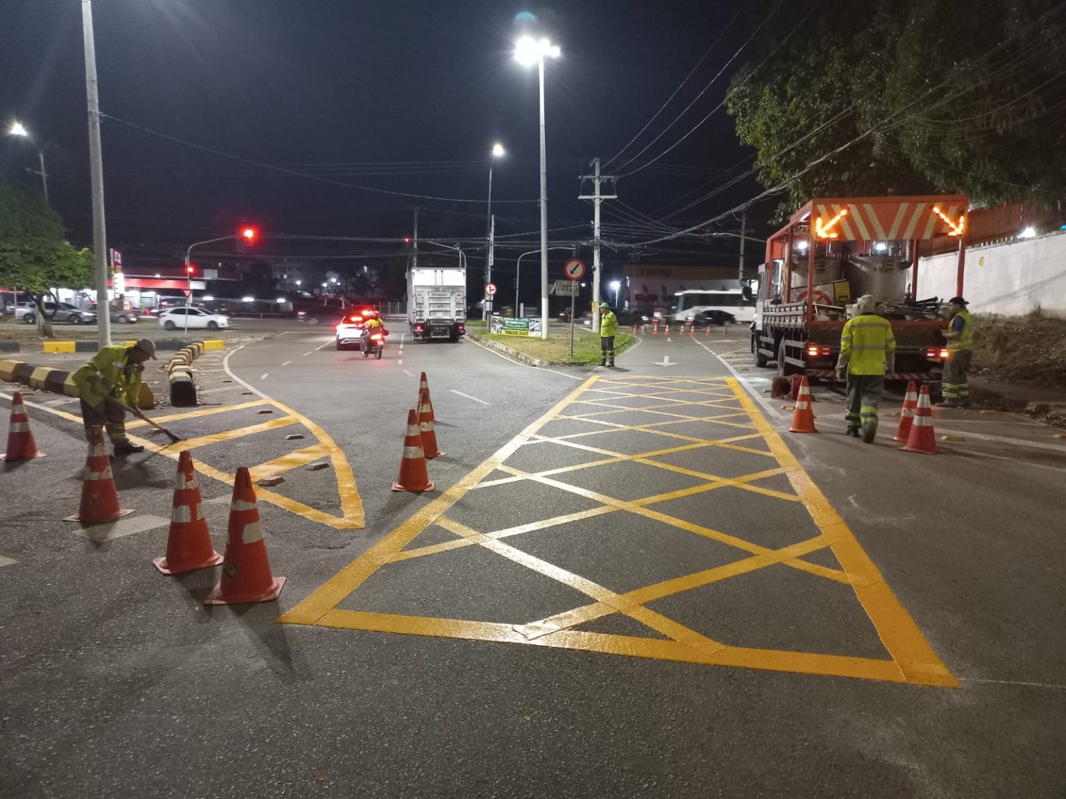 Prefeitura de Manaus reforça sinalização horizontal em avenidas e complexos viários da cidade para melhorar visibilidade e segurança