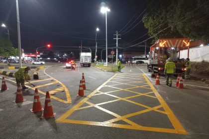 Prefeitura de Manaus reforça sinalização horizontal em avenidas e complexos viários da cidade para melhorar visibilidade e segurança