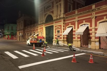 Prefeitura de Manaus realiza sinalização viária em zonas Sul, Oeste e Centro-sul para organizar tráfego e prevenir acidentes