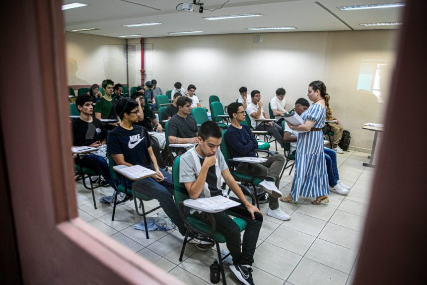 UEA lança editais do Vestibular e SIS com 4.412 vagas para acesso 2027 e amplia oferta