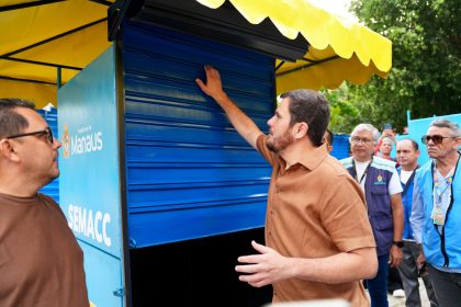 Prefeito Renato Junior entrega 26 bancas padronizadas no centro de Manaus durante 100 dias de gestão
