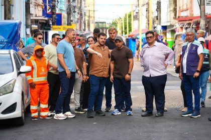 Prefeito de Manaus vistoria obras na rua Marcílio Dias e instala tampas de fibra de alta resistência