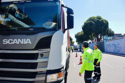Fiscalização de veículos de grande porte em Manaus pela operação Carga Pesada resultou em 47 autuações e retenções