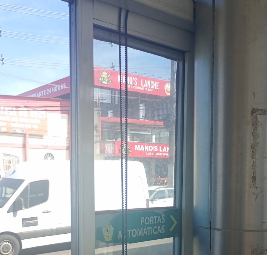 Portas automáticas em terminais de Manaus sofrem vandalismo e geram custos públicos por manutenção