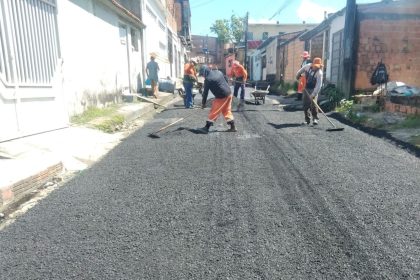 Prefeitura de Manaus intensifica recuperação asfáltica na rua Rio Araguari e amplia manutenção viária na zona Leste