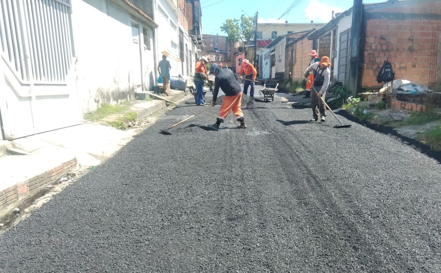 Prefeitura de Manaus intensifica recuperação asfáltica na rua Rio Araguari e amplia manutenção viária na zona Leste