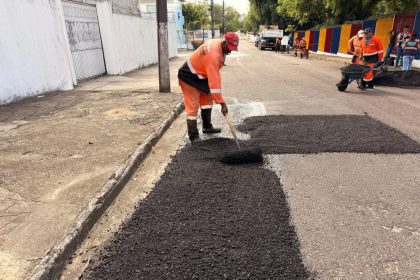 Operação Tapa-Buracos recupera trechos da rua Trugillo e melhora circulação em Manaus