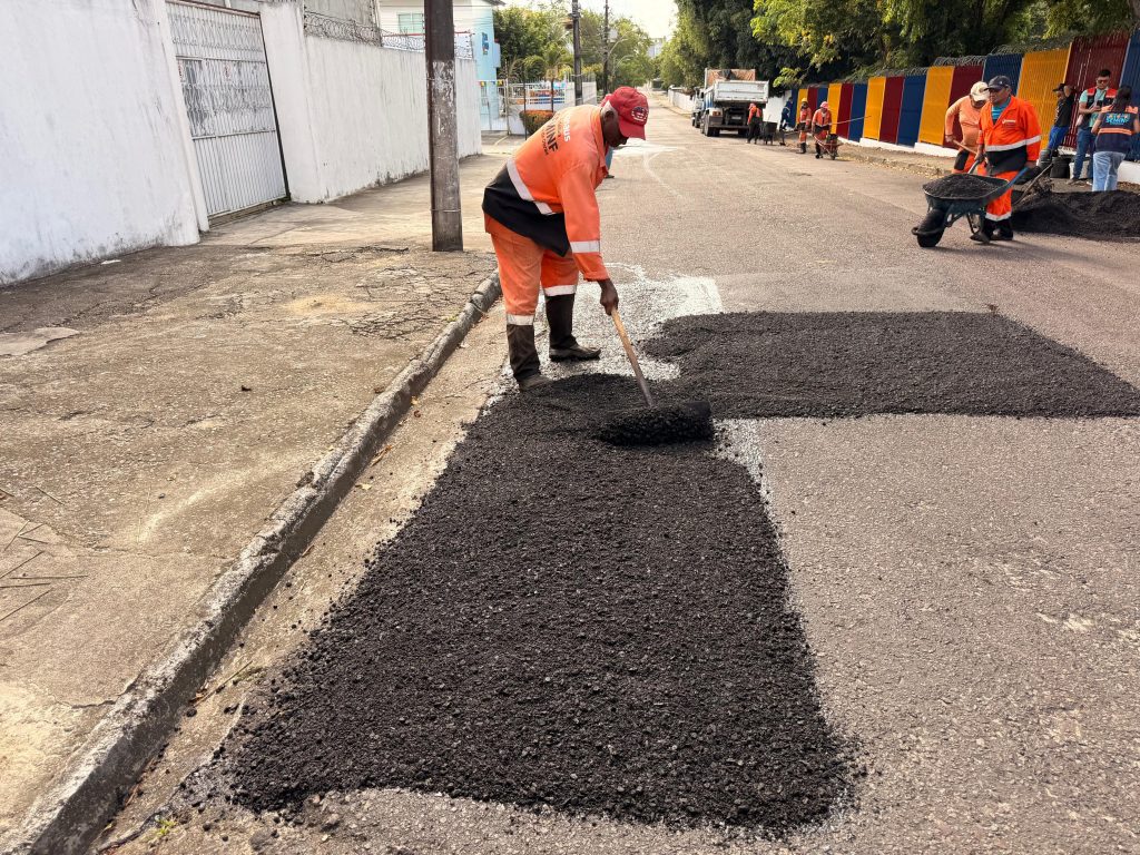 Operação Tapa-Buracos recupera trechos da rua Trugillo e melhora circulação em Manaus