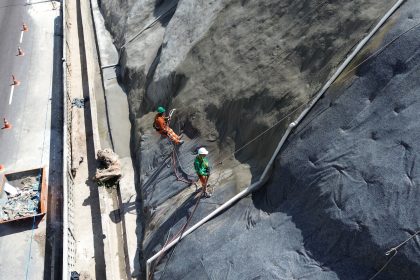Obras de contenção do talude na avenida Mário Ypiranga Monteiro alcançam 85% de execução e seguem em Manaus