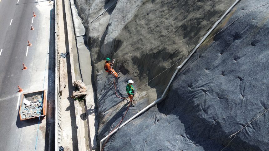 Obras de contenção do talude na avenida Mário Ypiranga Monteiro alcançam 85% de execução e seguem em Manaus