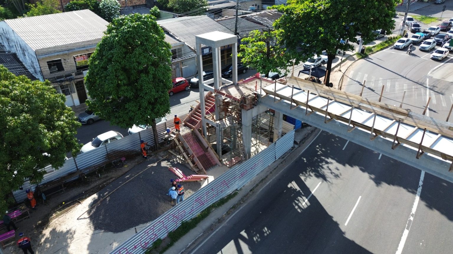 Obra da passarela Santos Dumont avança na avenida Torquato Tapajós e amplia acessibilidade em Manaus