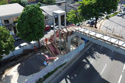 Obra da passarela Santos Dumont avança na avenida Torquato Tapajós e amplia acessibilidade em Manaus