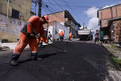 Prefeitura de Manaus intensifica asfaltamento e recuperação de drenagem na rua Rio Sepatini em Armando Mendes