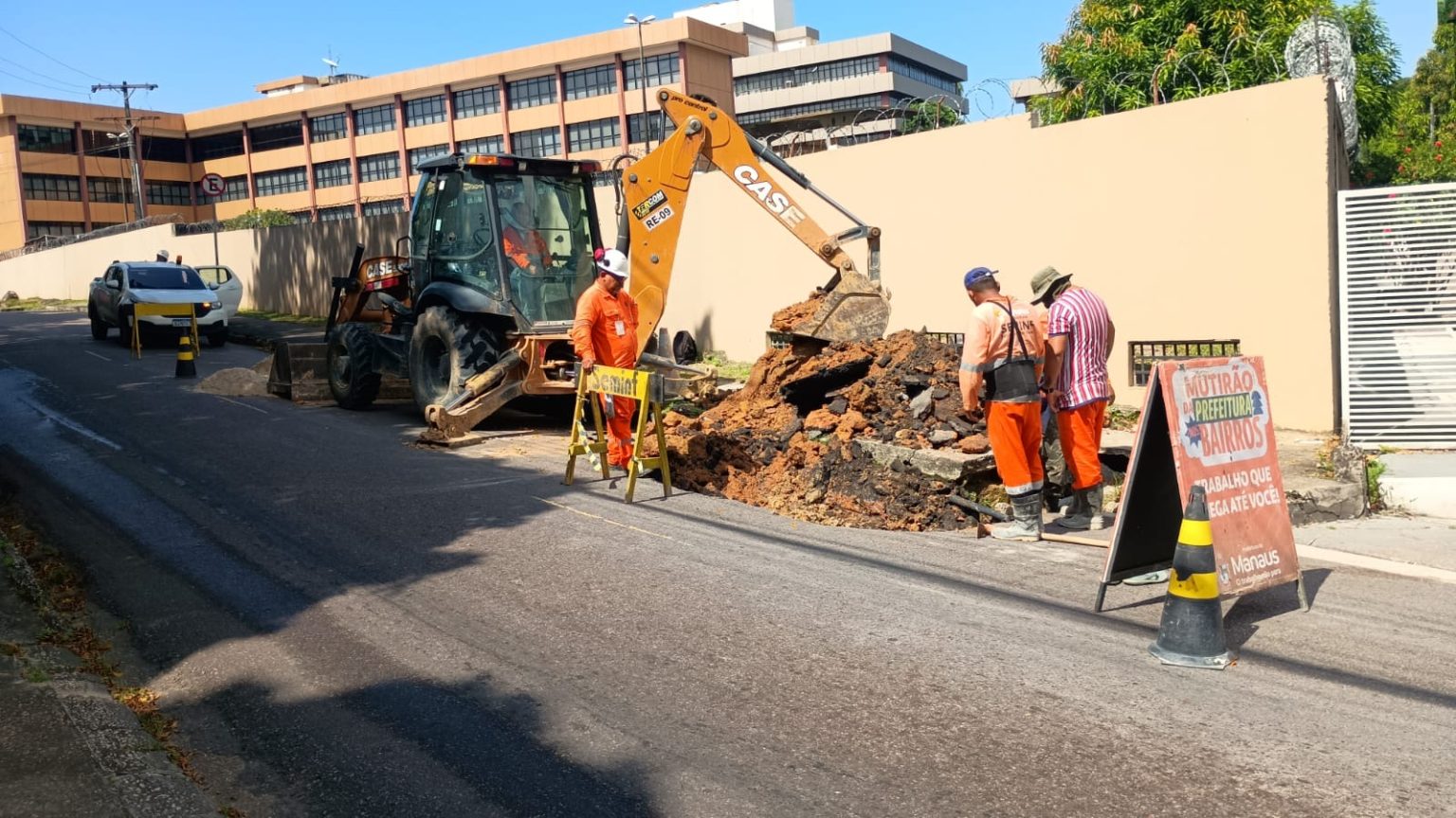 Prefeitura de Manaus recupera rede de drenagem profunda na rua José Furtuoso após cratera