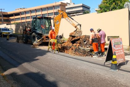 Prefeitura de Manaus recupera rede de drenagem profunda na rua José Furtuoso após cratera