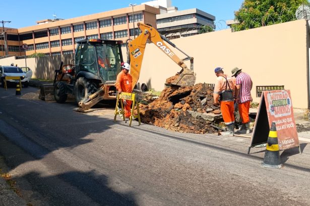 Prefeitura de Manaus recupera rede de drenagem profunda na rua José Furtuoso após cratera