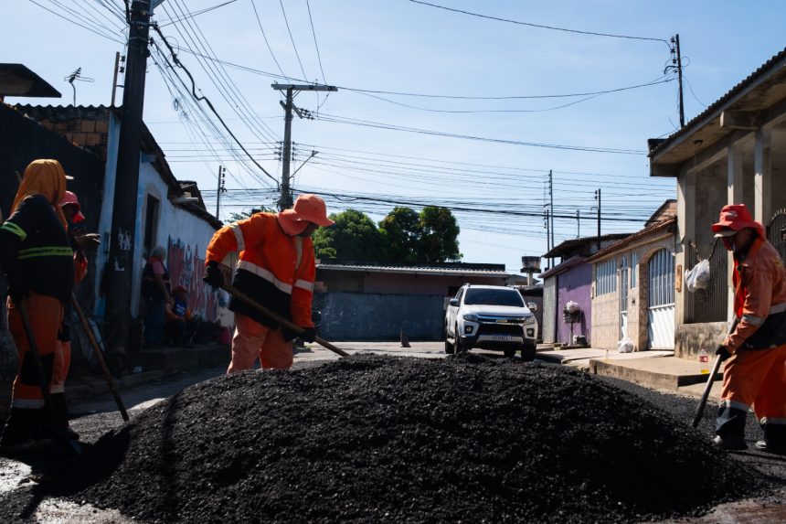 Prefeitura de Manaus intensifica operação tapa-buracos na zona Norte e recupera trechos da rua 70 no Cidade Nova