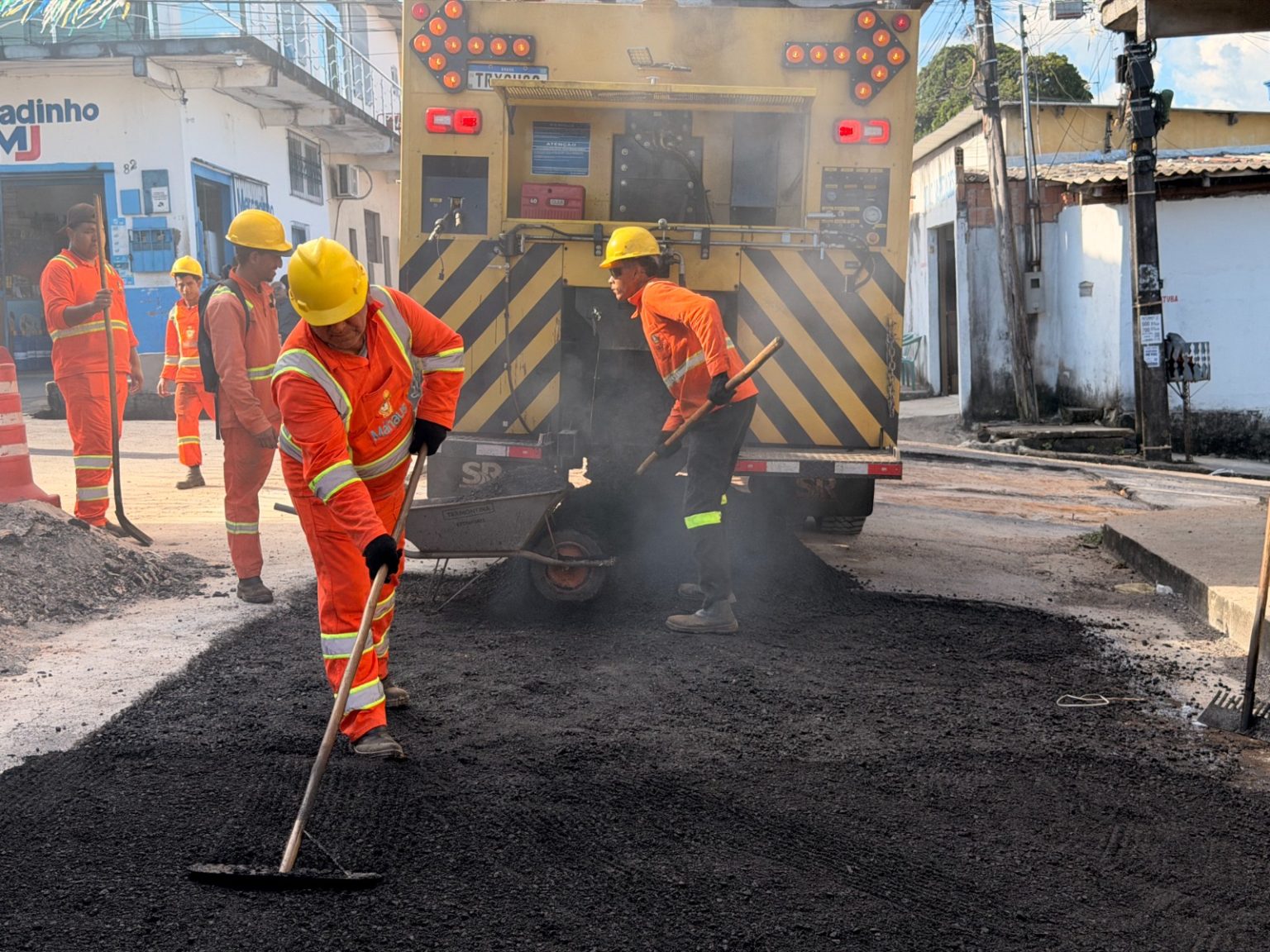 Prefeitura de Manaus intensifica operação Tapa-Buracos e recupera rua Casiarana no Mutirão, zona Norte