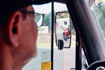 Treinamento em Manaus alerta motoristas de ônibus sobre ponto cego para prevenir acidentes com motociclistas