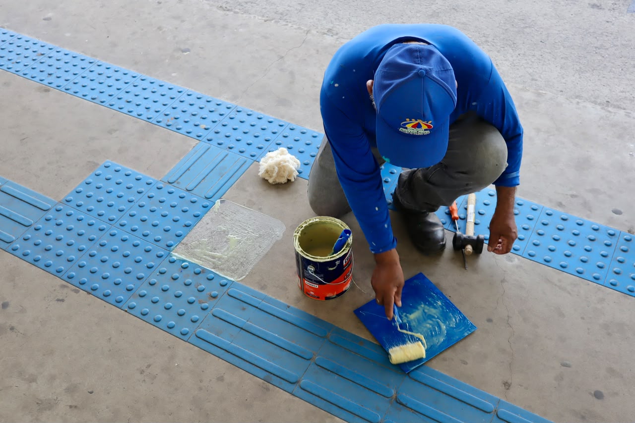 Prefeitura de Manaus inicia manutenção e reposição do piso tátil no Terminal de Integração 1 na avenida Constantino Nery