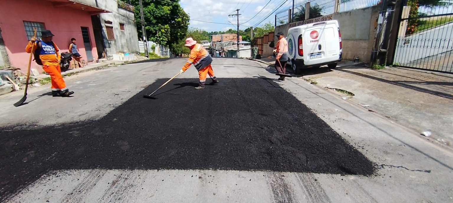 Programa Manaus que a Gente Cuida recupera via na rua Leonita Almeida e reforça infraestrutura na zona Norte