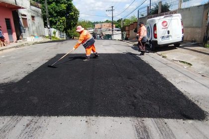 Programa Manaus que a Gente Cuida recupera via na rua Leonita Almeida e reforça infraestrutura na zona Norte