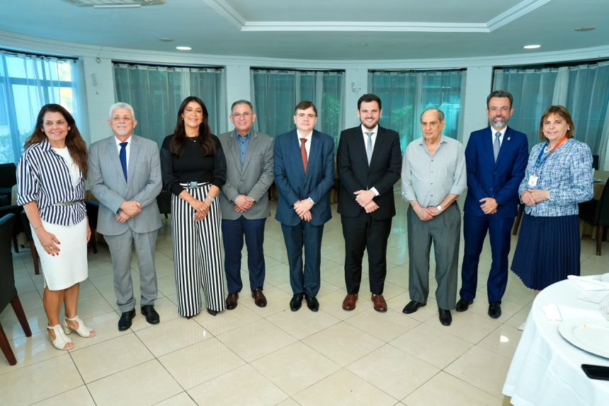 Prefeito de Manaus discute fortalecimento do comércio de Manaus e atração de investimentos em reunião institucional