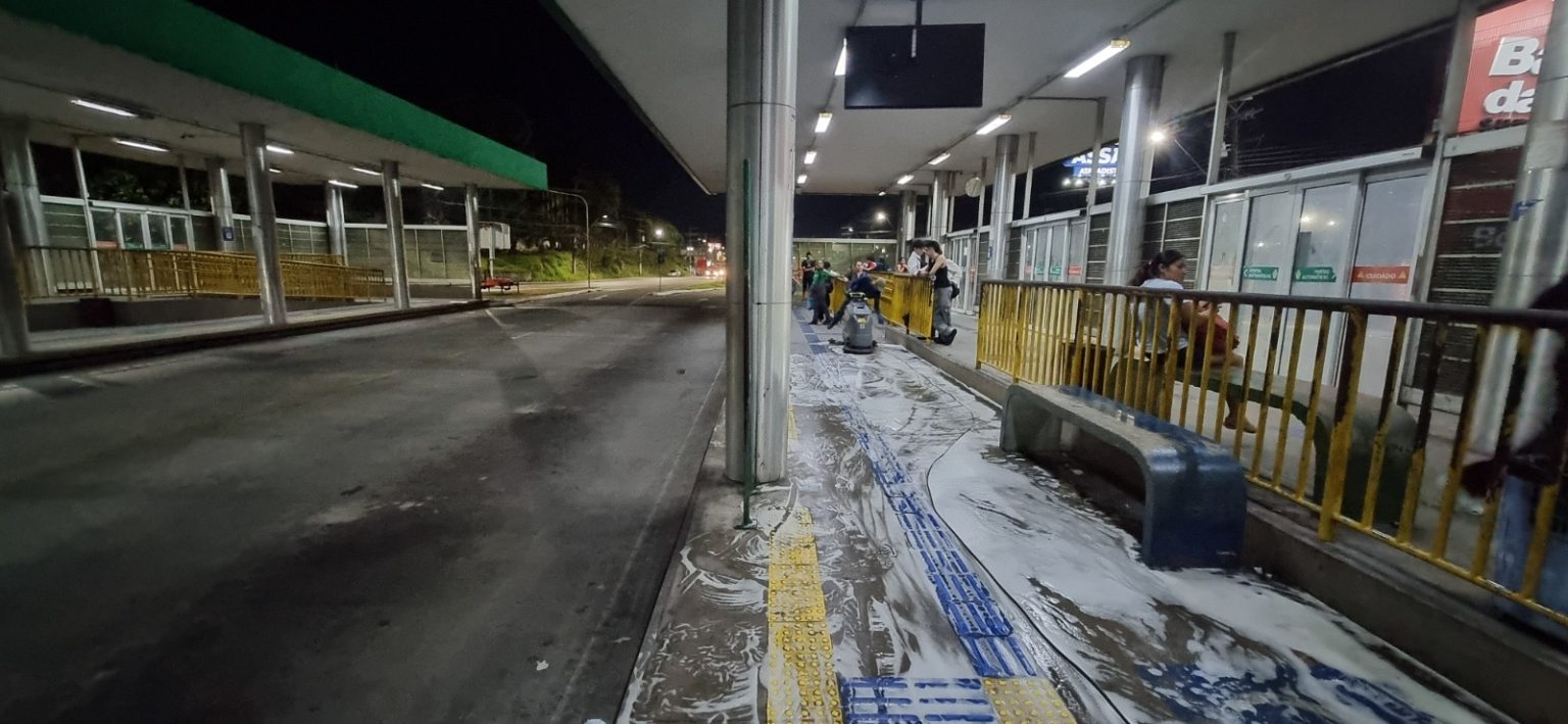 Prefeitura de Manaus realiza limpeza e desinfecção na Estação de Integração Santos Dumont para manter higiene e infraestrutura