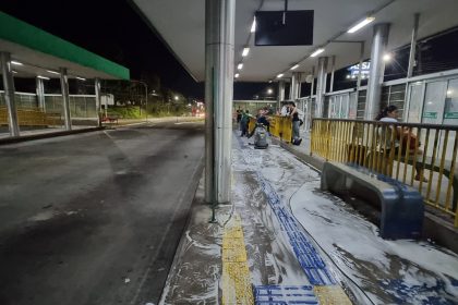 Prefeitura de Manaus realiza limpeza e desinfecção na Estação de Integração Santos Dumont para manter higiene e infraestrutura
