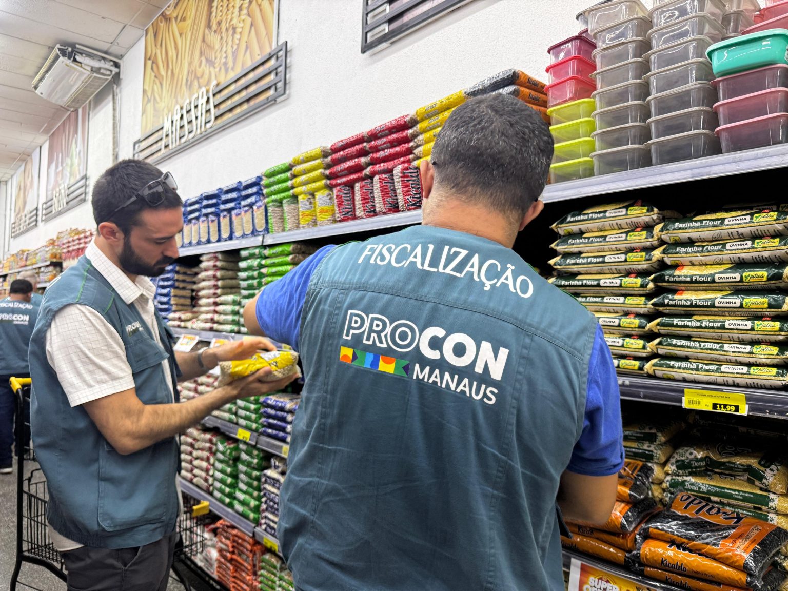Procon Manaus fiscaliza quatro supermercados e apreende mais de 650 produtos impróprios para consumo
