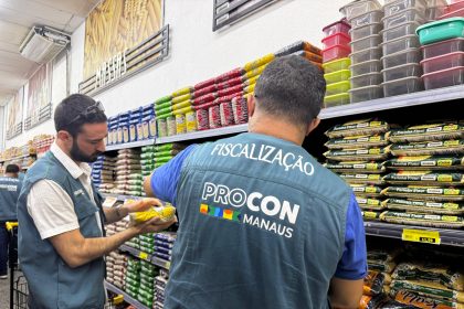 Procon Manaus fiscaliza quatro supermercados e apreende mais de 650 produtos impróprios para consumo