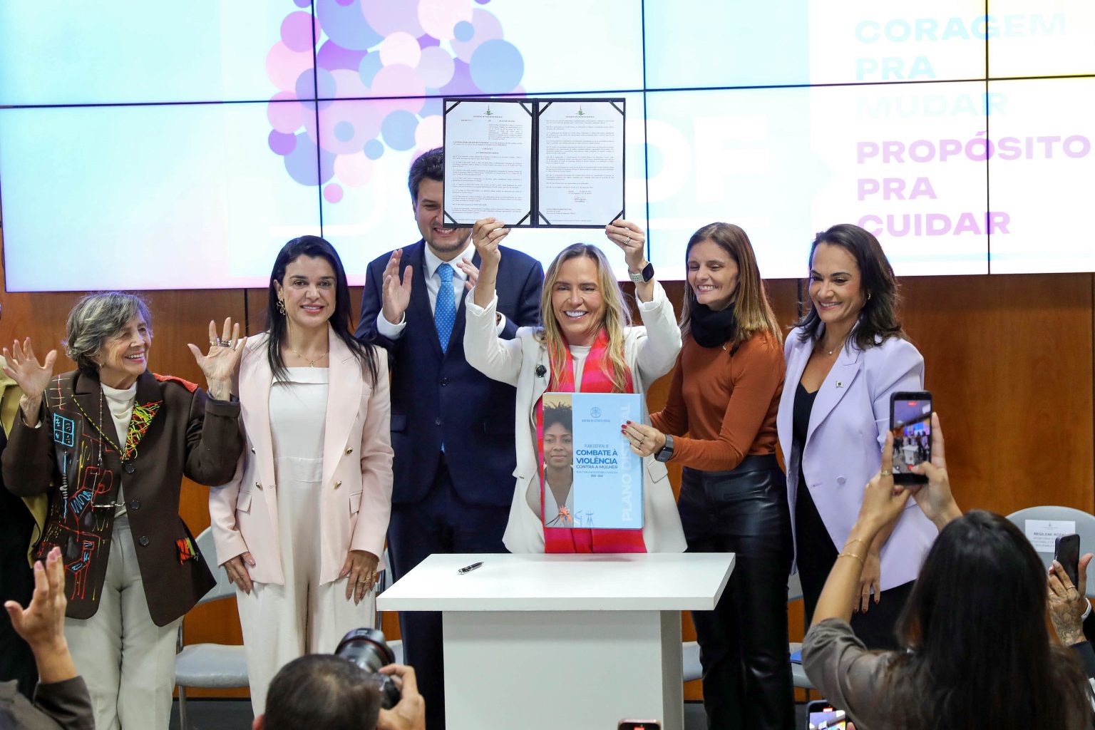 Governadora do Distrito Federal institui Rede de Apoio às Mães Atípicas e aprova plano distrital de proteção à mulher