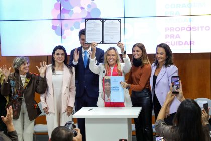 Governadora do Distrito Federal institui Rede de Apoio às Mães Atípicas e aprova plano distrital de proteção à mulher