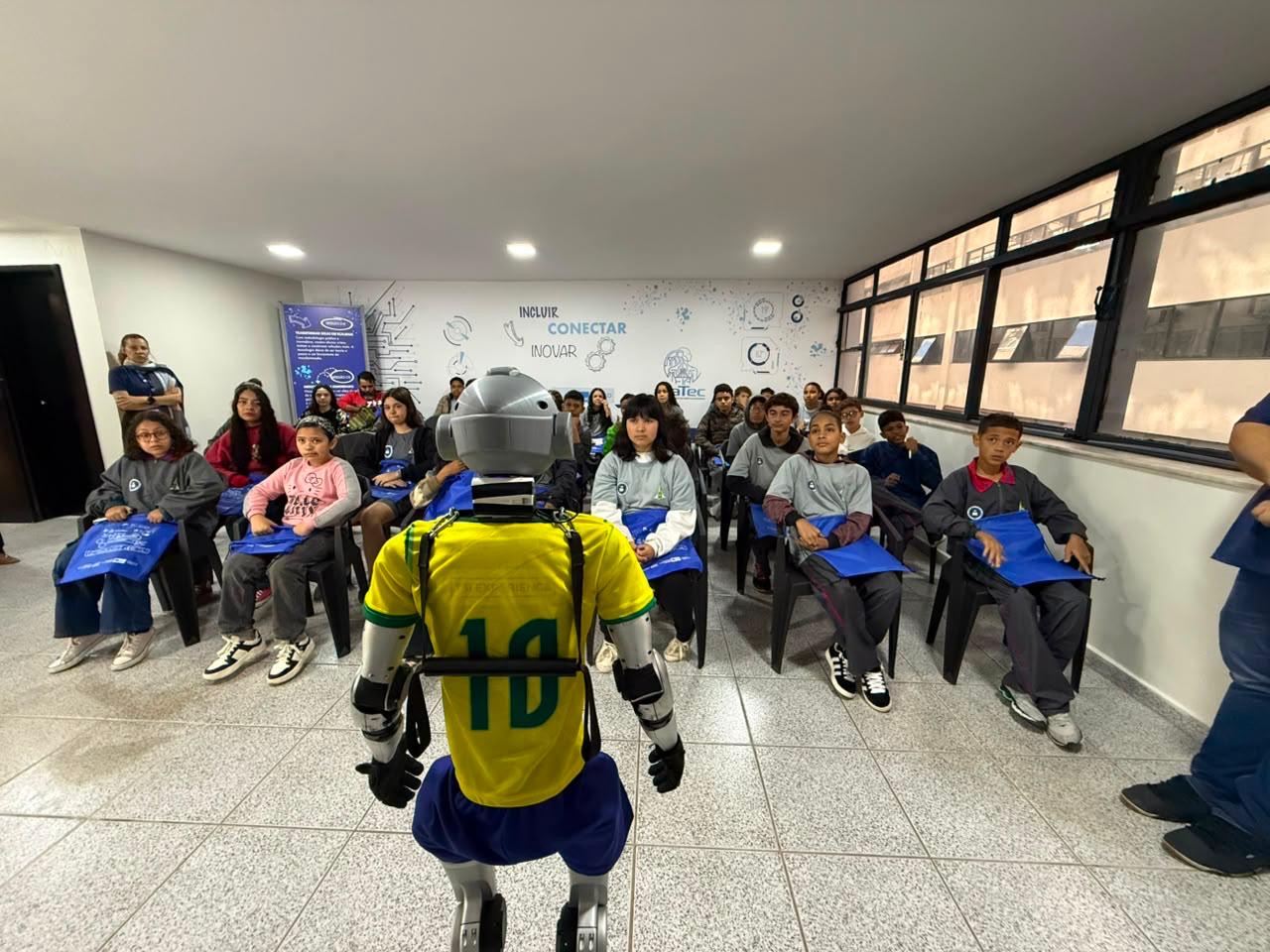 Alunos do CEF 1 do Lago Norte participam de primeira aula de robótica no Parque Tecnológico de Brasília