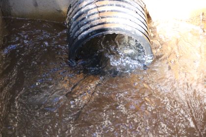 Recuperação do Canal do Pulador substitui 2,5 quilômetros de canal aberto por tubulações e garante água a produtores de Brazlândia