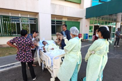 Visita dos cães de estimação reforça humanização hospitalar em reencontro no HRSM após internação por ELA