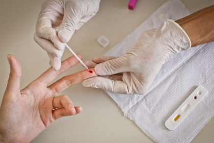 Mais da metade das pessoas com HIV no Brasil relata discriminação que atrasa diagnóstico e tratamento
