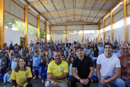 Governo do Distrito Federal distribui mil álbuns da Copa do Mundo a crianças em vulnerabilidade social