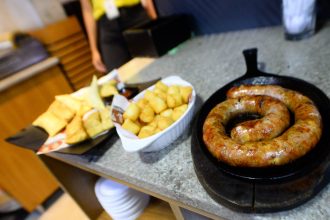 Secretaria de Saúde do DF alerta sobre alimentação equilibrada durante a Copa do Mundo e riscos do excesso