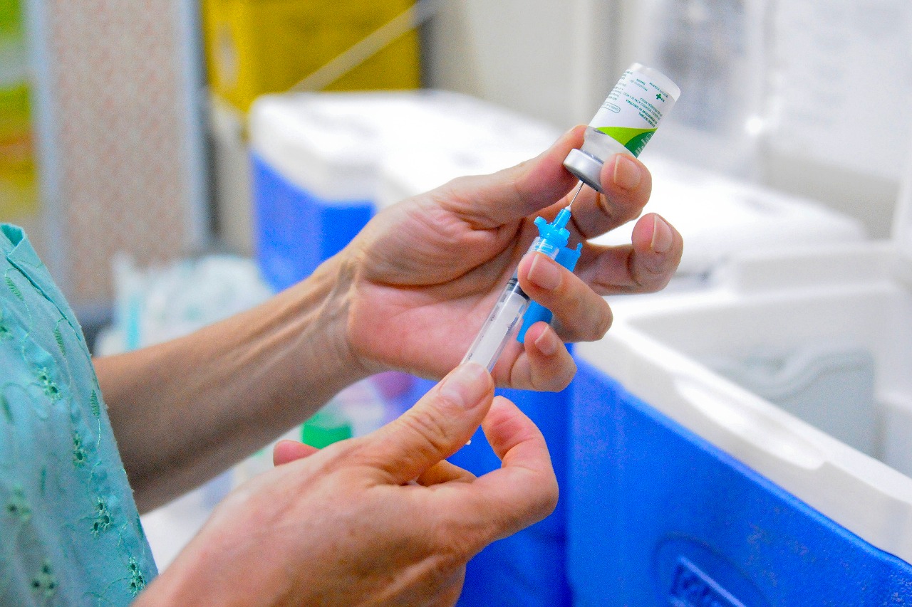 Vacinação em 20 regiões administrativas neste sábado (11) disponibiliza doses para todas as idades