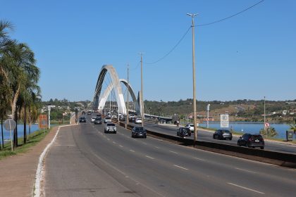 Substituição de placas reduz velocidade para 60 km/h na via Juscelino Kubitschek e inicia alterações na sinalização e fiscalização