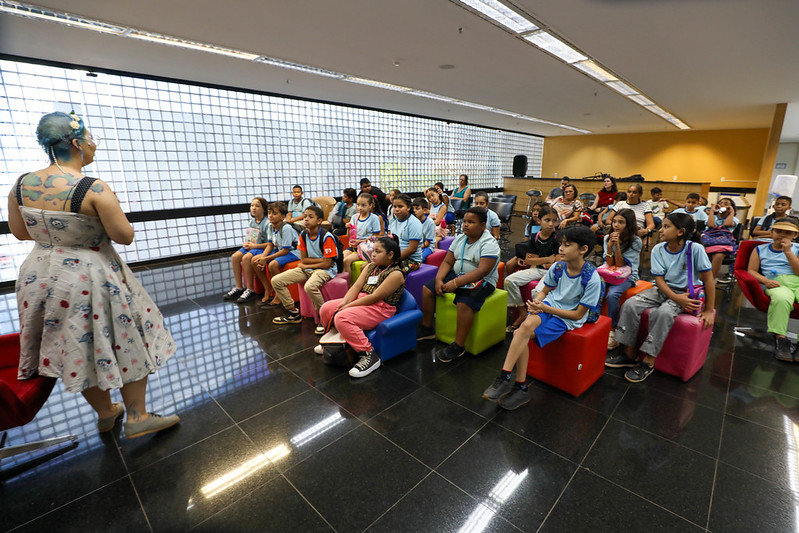 Biblioteca Nacional de Brasília oferece programação cultural gratuita com contação e oficina durante as férias