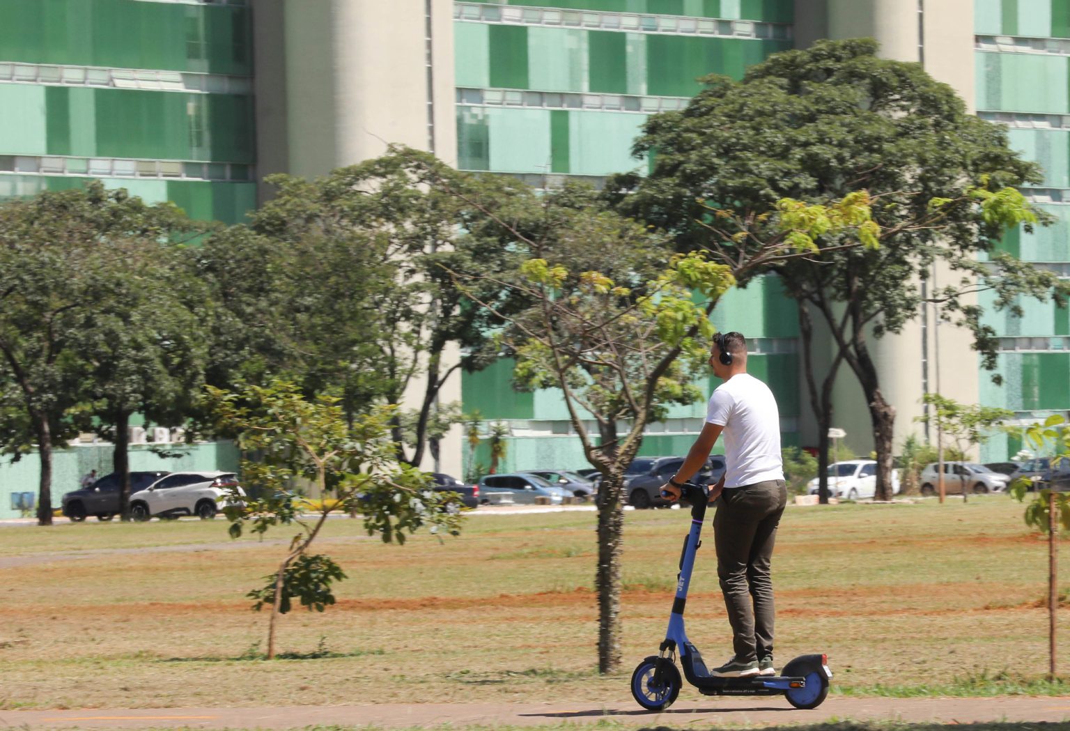 Patinetes elétricos compartilhados operam em 11 regiões do Distrito Federal com frota de 2,7 mil veículos