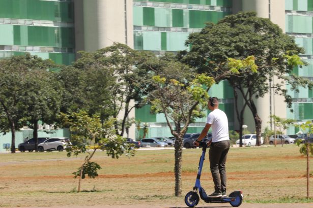 Patinetes elétricos compartilhados operam em 11 regiões do Distrito Federal com frota de 2,7 mil veículos