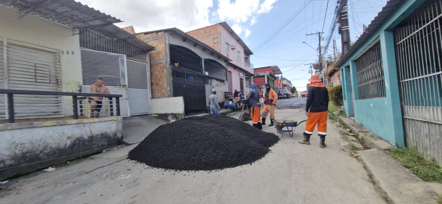Prefeitura de Manaus faz manutenção asfáltica na rua Frei Miguel Ângelo para recuperar malha viária da zona Leste