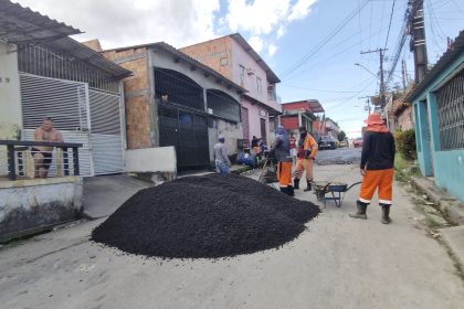 Prefeitura de Manaus faz manutenção asfáltica na rua Frei Miguel Ângelo para recuperar malha viária da zona Leste
