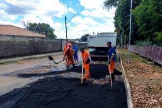 Prefeitura de Manaus intensifica obras de recuperação asfáltica na rua A do bairro Planalto