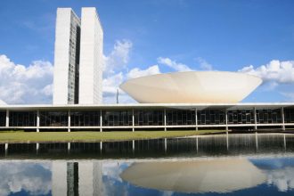 Projeto de Lei 194/26 define regras para assistência domiciliar e jornada de 30 horas semanais