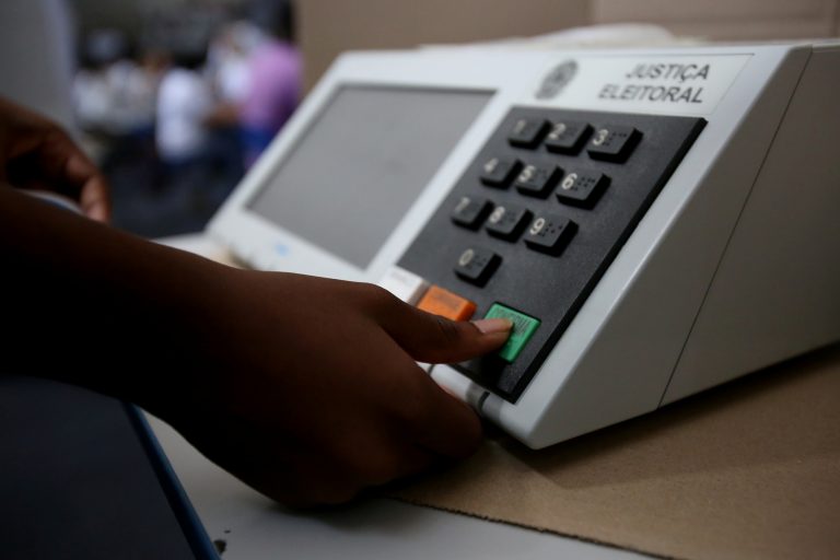 Câmara aprova minirreforma eleitoral de 2026 que altera multas, fundos e regras de mensagens eleitorais