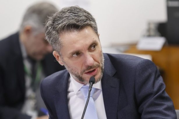 CCJ aprova projeto que reforça atendimento prioritário a cuidadores e familiares de pessoas com deficiência